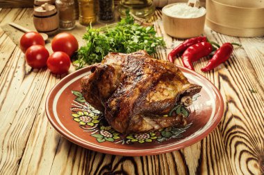Bütün kızarmış tavuk, kızarmış bütün tavuk gevrek altın kabuk deri, kavrulmuş bütün tavuk ile / Türkiye'de kutlama ve tatil için. Noel, Şükran günü, yeni yıl akşam yemeği, tavuk Tabaka