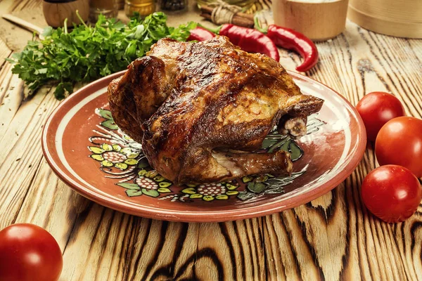 Pollo arrosto intero, pollo intero alla brace con crosta dorata croccante, pollo intero arrosto / tacchino per festeggiamenti e vacanze. Natale, Ringraziamento, cenone di Capodanno, Pollo Tabaka — Foto Stock