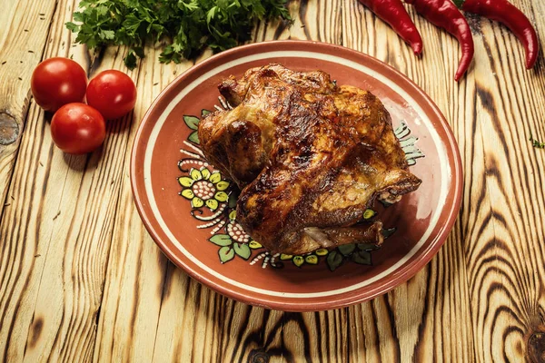 Pečené kuře, grilované celé kuře s křupavou kůrkou zlatá kůže, celé kuře pečené / Turecko pro oslavu a dovolenou. Vánoce, den díkůvzdání, silvestrovská večeře, kuře Tabaka — Stock fotografie