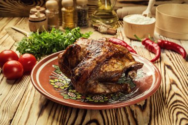 Bütün kızarmış tavuk, kızarmış bütün tavuk gevrek altın kabuk deri, kavrulmuş bütün tavuk ile / Türkiye'de kutlama ve tatil için. Noel, Şükran günü, yeni yıl akşam yemeği, tavuk Tabaka