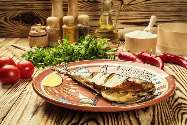 Mackerel baked with lemon on plate, garlic,Baked fish,Whole baked mackerel or scomber fish with lemon,healthy baked fillet of mackerel ,Grilled fish — Stock Photo, Image