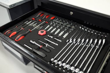 oto yedek parça, oto yedek parça, Araç Servisi, araç kutusunu araçları ile tamir ve tanılama Otomobil araba garajında, araçlar, araçlar ve kutusunda, wrenchwrench ve araçları yakın çekim için yerini