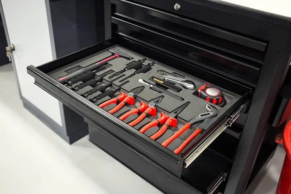 oto yedek parça, oto yedek parça, Araç Servisi, araç kutusunu araçları ile tamir ve tanılama Otomobil araba garajında, araçlar, araçlar ve kutusunda, wrenchwrench ve araçları yakın çekim için yerini