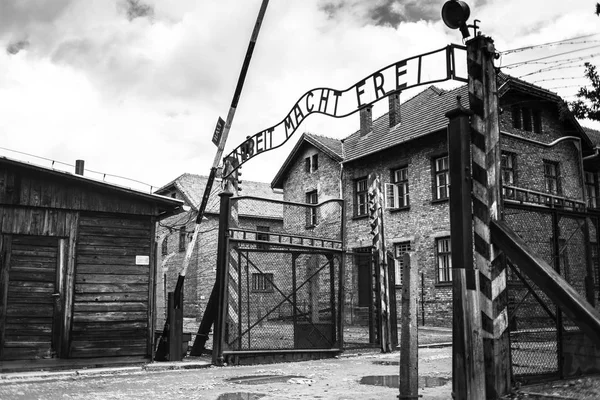 AUSCHWITZ, POLONIA - 11 de julio de 2017; Museum Auschwitz - Holocaust Memorial Museum. La puerta principal del campo de concentración de Auschwitz con el trabajo de inscripción te hace libre . —  Fotos de Stock