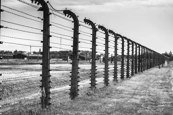 Аушвіц, Польща - 11 липня, 2017.Barracks і колючого дроту в концентраційному таборі в Освенцімі (Польща). Музею Аушвіц - Birkenau.Barbed дріт навколо концентраційний табір. — стокове фото