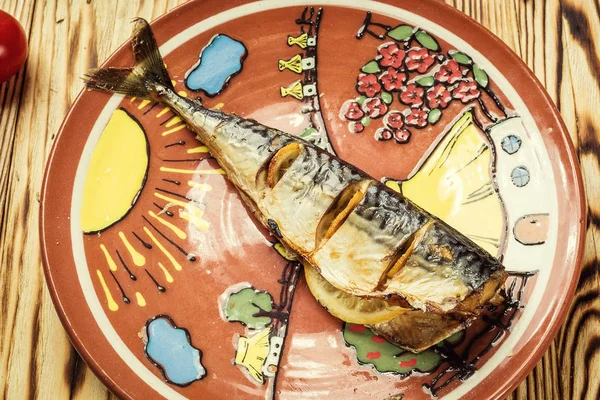 Sgombri cotti con limone su piatto, aglio, pesce al forno, sgombri interi o scomber fish con limone, filetto di sgombro al forno sano, pesce alla griglia — Foto Stock