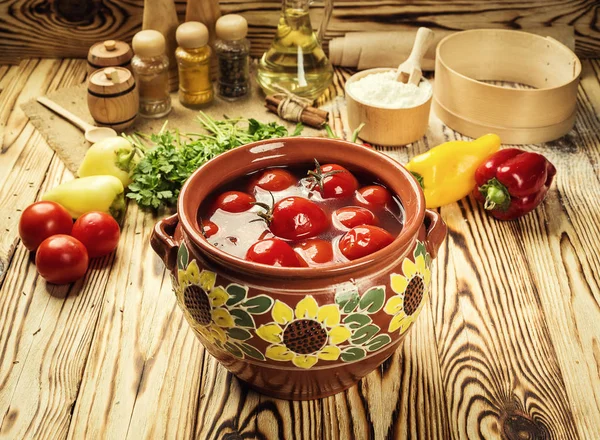 Syltade tomater med dill och vitlök, örter med skål, bevara färska och syltade tomater, kryddor och vitlök på ett träbord. Hem konserverade grönsaker. Hemmagjord tomater bevarar. Konserverade tomater. — Stockfoto