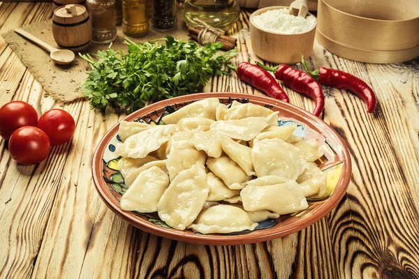 Varik (dumplings), pierogi - traditioneel Oekraïens eten, gekookt en geserveerd Varik, pyrohy of balletjes, gevuld met aardappel en geserveerd met zoute gekarameliseerde ui. Close-up van Varik of Russische balletjes gevuld met vlees, zelfgemaakte — Stockfoto