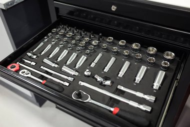 oto yedek parça, oto yedek parça, Araç Servisi, araç kutusunu araçları ile tamir ve tanılama Otomobil araba garajında, araçlar, araçlar ve kutusunda, wrenchwrench ve araçları yakın çekim için yerini