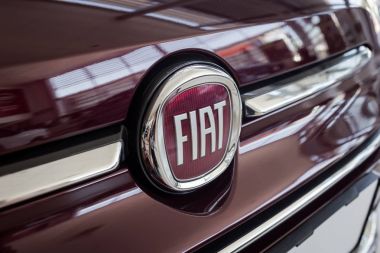 Vinnitsa, Ukrayna - Fiat, Fiat logo, Fiat konsept otomobil, Fiat 500 marka logosu 01 Ağustos, 2017 - in