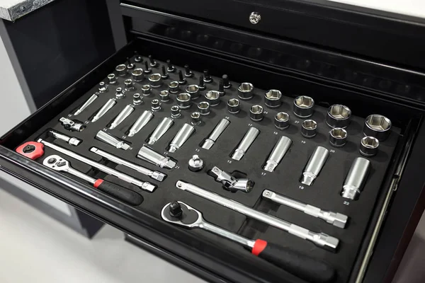 oto yedek parça, oto yedek parça, Araç Servisi, araç kutusunu araçları ile tamir ve tanılama Otomobil araba garajında, araçlar, araçlar ve kutusunda, wrenchwrench ve araçları yakın çekim için yerini