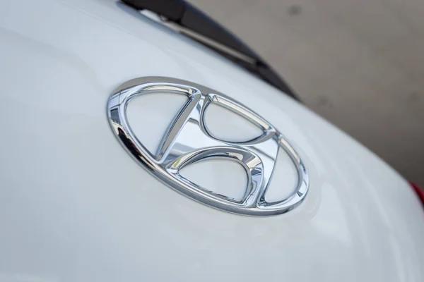01 augusti, 2017 - Vinnitsa, Ukraina - logotypen för varumärket Hyundai, Hyundai logotyp, Hyundai konceptbil, Hyundai Creta — Stockfoto