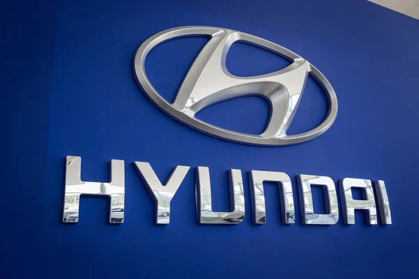 Vinnitsa, Ukrayna - Hyundai brandwall, Hyundai, Hyundai logo, Hyundai konsept otomobil, Hyundai Creta markanın logosu 01 Ağustos, 2017 - in — Stok fotoğraf