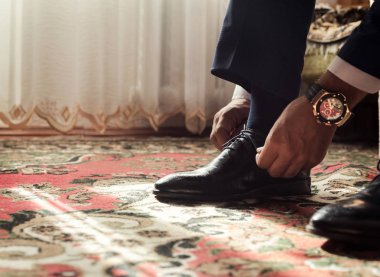 dostum moda, erkek aksesuarları, işadamı elbise ayakkabı, politikacı, adamın tarzı, işadamı kadar düğmelerini onun gömlek, Amerikan, Avrupa iş adamı, kişi, iş, moda ve giyim kavramı