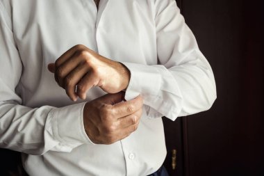 İşadamı elbise gömlek. Pencere elbise kol düğmeleri içinde Beyaz tişörtlü adam. Politikacı, adamın tarzı, işadamı kadar düğmelerini onun gömlek, erkek eller closeup, Amerikan, Avrupa iş adamı