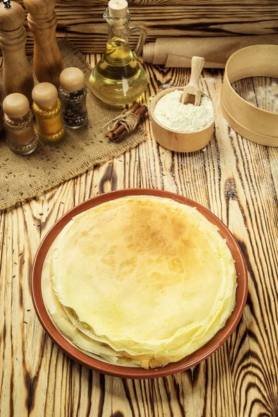 Yığın krep, bir sade krep, Kahvaltı, aperatifler. Day.Stack kefir (ayran) krep, yüksek yığın krep krep. Kahvaltı bütün aile için. Kopya alanı ile. Sığ Dof