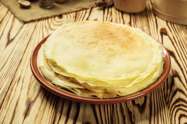 Yığın krep, bir sade krep, Kahvaltı, aperatifler. Day.Stack kefir (ayran) krep, yüksek yığın krep krep. Kahvaltı bütün aile için. Kopya alanı ile. Sığ Dof