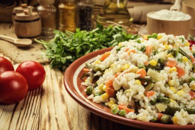 Renkli pirinç ve sebze salatası, makarna (orzo) veya sebze, seçici odak, ahşap arka plan tabakta sebze ile iştah açıcı sağlıklı pirinç, sebze ile lezzetli risotto pirinç kase