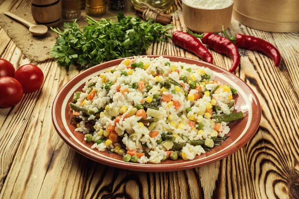 Renkli pirinç ve sebze salatası, makarna (orzo) veya sebze, seçici odak, ahşap arka plan tabakta sebze ile iştah açıcı sağlıklı pirinç, sebze ile lezzetli risotto pirinç kase
