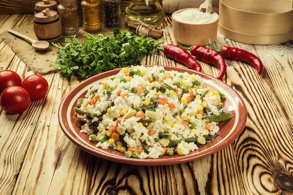 Renkli pirinç ve sebze salatası, makarna (orzo) veya sebze, seçici odak, ahşap arka plan tabakta sebze ile iştah açıcı sağlıklı pirinç, sebze ile lezzetli risotto pirinç kase