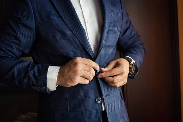 Zakenman draagt een jas. Man's stijl, mannelijke handen close-up, politicus, zakenman, Amerikaanse, Europese, business, mode en kleding concept — Stockfoto