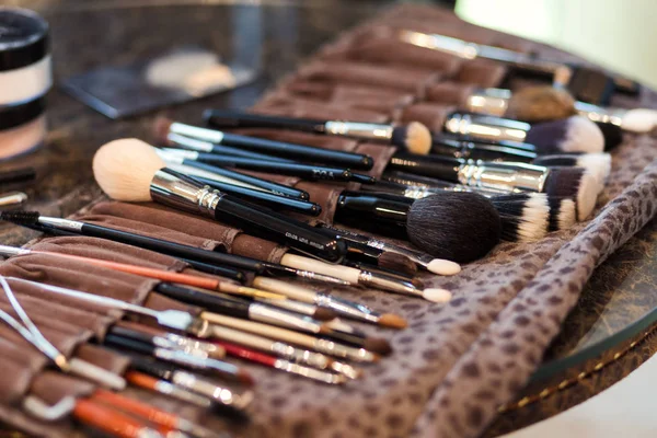 Makyaj fırçaları, portre, fırçalar makyaj düzensizce, makyaj kavramı dağınık için ayarlama