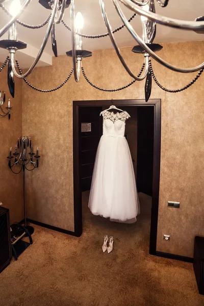 Belle robe de mariée suspendue dans la chambre, accessoires de mariée, mariage européen, mariage américain — Photo