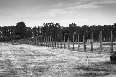 Auschwitz, Polonya - 11 Temmuz 2017.Barracks ve dikenli tel (Polonya) Auschwitz toplama kampında. Müze Auschwitz - Birkenau.Barbed telle bir toplama kampı.