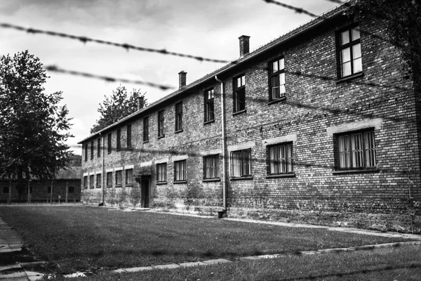 Auschwitz, Lengyelország - július 11-én, 2017.Barracks és a szögesdrót, a koncentrációs tábor, Auschwitz (Lengyelország). Múzeum Auschwitz - Birkenau.Barbed vezetékes, ezen a környéken: egy koncentrációs tábor. — Stock Fotó