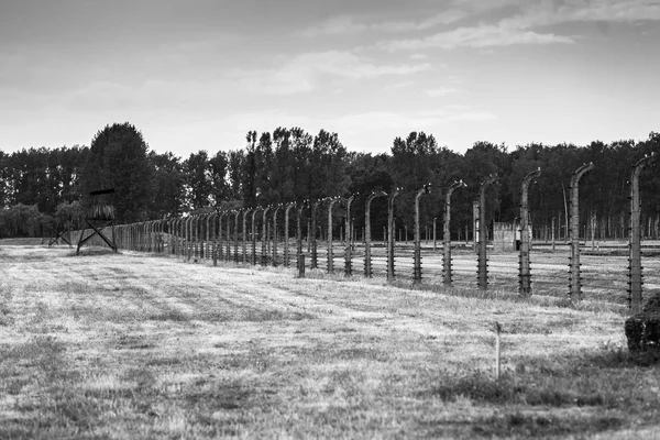 Auschwitz, Polen - 11 juli, 2017.Barracks en prikkeldraad in een concentratiekamp Auschwitz (Polen). Museum Auschwitz - Birkenau.Barbed draad rond een concentratiekamp. — Stockfoto