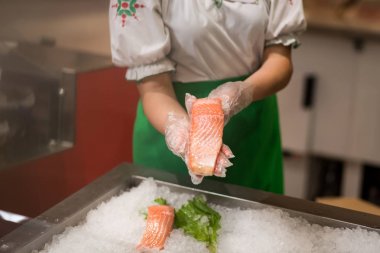 Yüksek açı natürmort, çeşitli, ham taze balık soğutma yatak soğuk buz deniz ürünleri piyasa ahır, taze deniz ürünleri vitrin, somon ekranda soğutmalı market, süpermarket, buzda balık bölümü