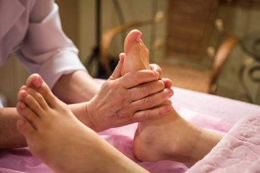 Ayak masaj spa Salonu, portre, güzellik salonunda, ayak masajı, masaj spa salonları - insan ayak işi eller yumuşak odak resim, pedikür tedavi masaj ayak olan genç kadın