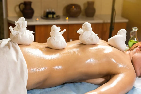 Жінка в оздоровчому спа-салон має ароматерапія масаж з ефірної олії, жінка, насолоджуючись Аюрведа нафти масажних процедур у спа-центр, масаж методи, макро масаж ніг, масаж з сумки — стокове фото