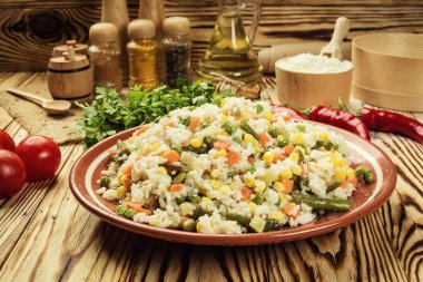 Renkli pirinç ve sebze salatası, makarna (orzo) veya sebze, seçici odak, ahşap arka plan tabakta sebze ile iştah açıcı sağlıklı pirinç, sebze ile lezzetli risotto pirinç kase
