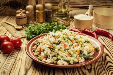 Renkli pirinç ve sebze salatası, makarna (orzo) veya sebze, seçici odak, ahşap arka plan tabakta sebze ile iştah açıcı sağlıklı pirinç, sebze ile lezzetli risotto pirinç kase