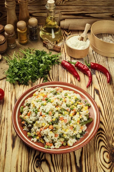 Kolorowy ryż i surówka, miskę makaronu (orzo) lub ryż z warzywami, Selektywny fokus, apetyczny zdrowe ryż z warzywami, w tabliczce na podłoże drewniane, pyszne risotto z warzywami — Zdjęcie stockowe