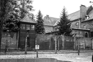 Auschwitz, Polonya - 11 Temmuz 2017.Barracks ve dikenli tel (Polonya) Auschwitz toplama kampında. Müze Auschwitz - Birkenau.Barbed telle bir toplama kampı.