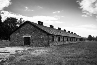 Auschwitz, Polonya - 11 Temmuz 2017.Barracks ve dikenli tel (Polonya) Auschwitz toplama kampında. Müze Auschwitz - Birkenau.Barbed telle bir toplama kampı.