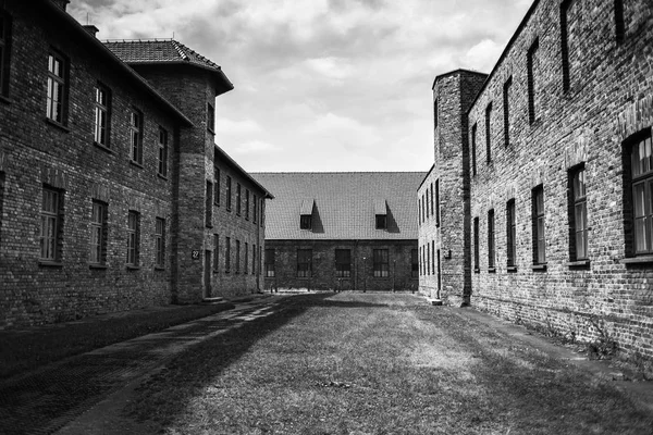 AUSCHWITZ, POLONIA - 11 luglio 2017.Caserma e filo spinato in un campo di concentramento ad Auschwitz (Polonia) .Museo Auschwitz - Birkenau.Filo spinato attorno ad un campo di concentramento . — Foto Stock