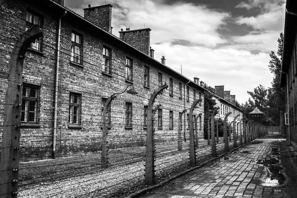 Auschwitz, Polen - 11 juli, 2017.Barracks en prikkeldraad in een concentratiekamp Auschwitz (Polen). Museum Auschwitz - Birkenau.Barbed draad rond een concentratiekamp. — Stockfoto