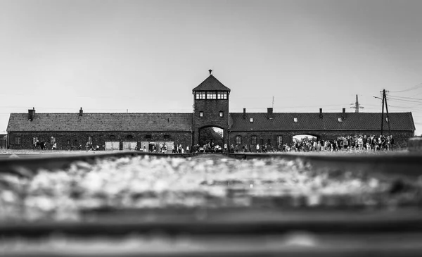 Auschwitz, Lengyelország - július 11-én 2017.Rail koncentrációs tábor, Auschwitz-Birkenau Kz Lengyelország, klasszikus történelemszemléletet az auschwitzi haláltábor fekete-fehér, részben az Auschwitzi koncentrációs tábor bejáratánál — Stock Fotó