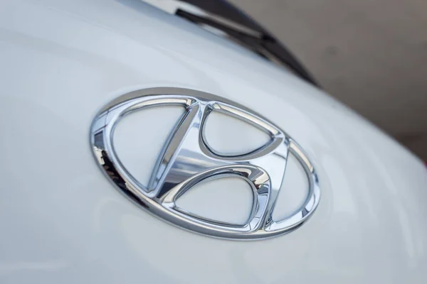 01. August 2017 - winniza, ukraine - das Logo der Marke hyundai, hyundai logo, hyundai concept car, hyundai creta — Stockfoto