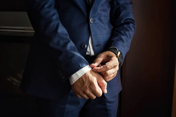 Бизнесмен носит куртку. Политик, мужской стиль, мужские руки крупным планом, американский, европейский бизнесмен, бизнес, мода и одежда концепции — стоковое фото