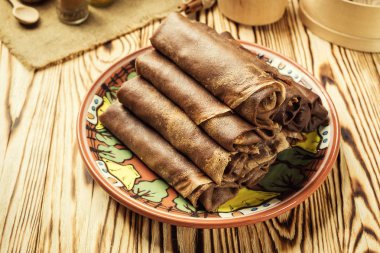 Çikolatalı krep, Kahvaltı, aperatifler yığını. Krep Day.Stack kefir (ayran) çikolata krep, krep lor ve kuru üzüm, gıda fotoğraf ile. Kahvaltı bütün aile için. Kopya alanı ile