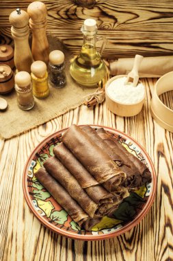 Çikolatalı krep, Kahvaltı, aperatifler yığını. Krep Day.Stack kefir (ayran) çikolata krep, krep lor ve kuru üzüm, gıda fotoğraf ile. Kahvaltı bütün aile için. Kopya alanı ile