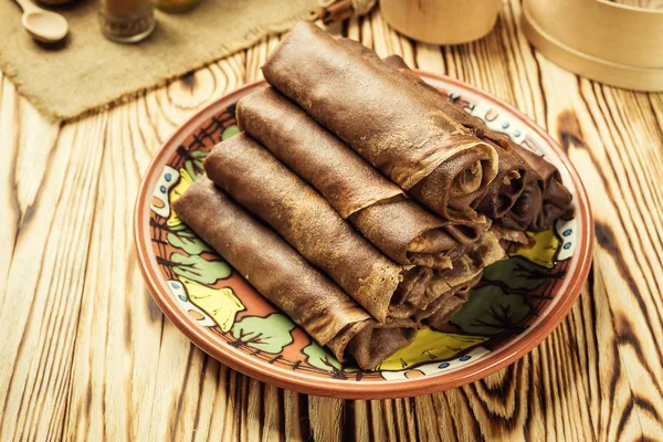 Çikolatalı krep, Kahvaltı, aperatifler yığını. Krep Day.Stack kefir (ayran) çikolata krep, krep lor ve kuru üzüm, gıda fotoğraf ile. Kahvaltı bütün aile için. Kopya alanı ile