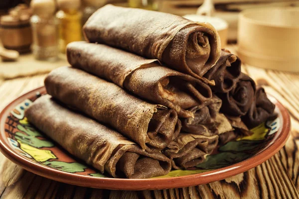 Çikolatalı krep, Kahvaltı, aperatifler yığını. Krep Day.Stack kefir (ayran) çikolata krep, krep lor ve kuru üzüm, gıda fotoğraf ile. Kahvaltı bütün aile için. Kopya alanı ile