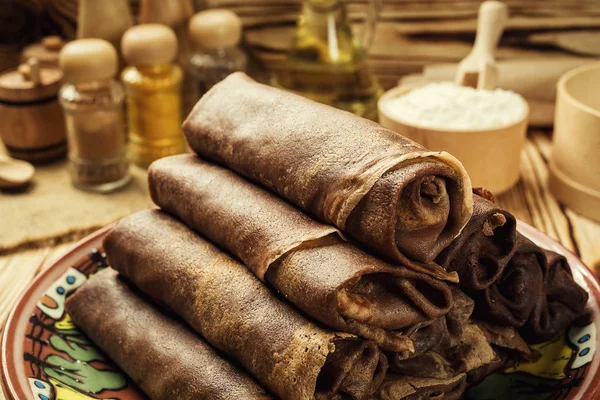 Çikolatalı krep, Kahvaltı, aperatifler yığını. Krep Day.Stack kefir (ayran) çikolata krep, krep lor ve kuru üzüm, gıda fotoğraf ile. Kahvaltı bütün aile için. Kopya alanı ile