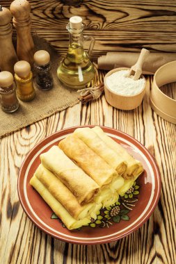 Yığın krep, bir sade krep, Kahvaltı, aperatifler. Krep Day.Stack kefir (ayran), krep, krep lor ve kuru üzüm, gıda fotoğraf ile. Kahvaltı bütün aile için. Kopya alanı ile