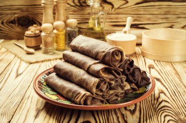 Çikolatalı krep, Kahvaltı, aperatifler yığını. Krep Day.Stack kefir (ayran) çikolata krep, krep lor ve kuru üzüm, gıda fotoğraf ile. Kahvaltı bütün aile için. Kopya alanı ile